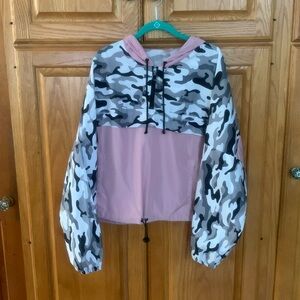 Great lightweight camo windbreaker with hood in pink & mixed grey camo Sz xxxl